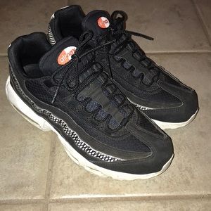 Air max 95 black / white size 8 mens